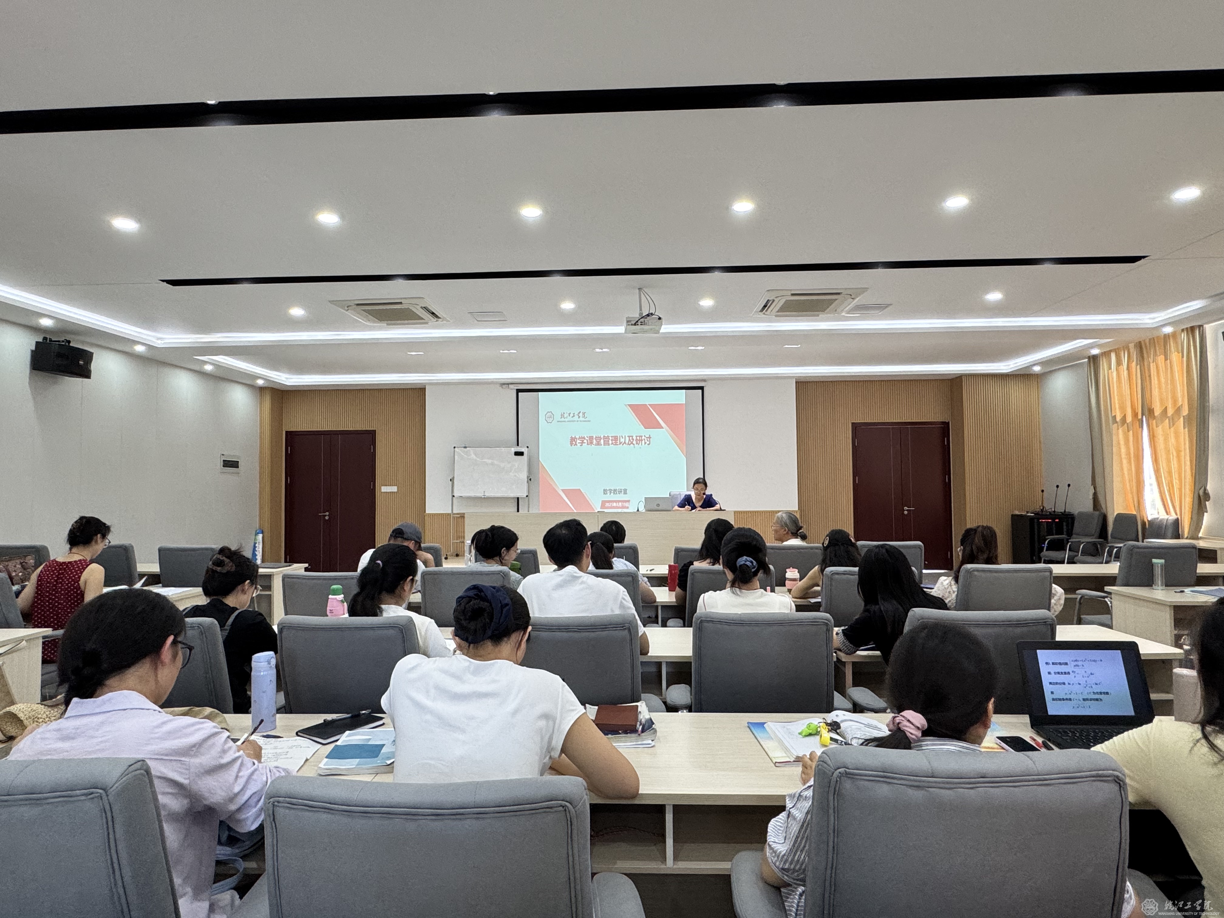 通识教育学院数学教研室举行教学课堂管理研讨会暨教师能力提升磨课活动
