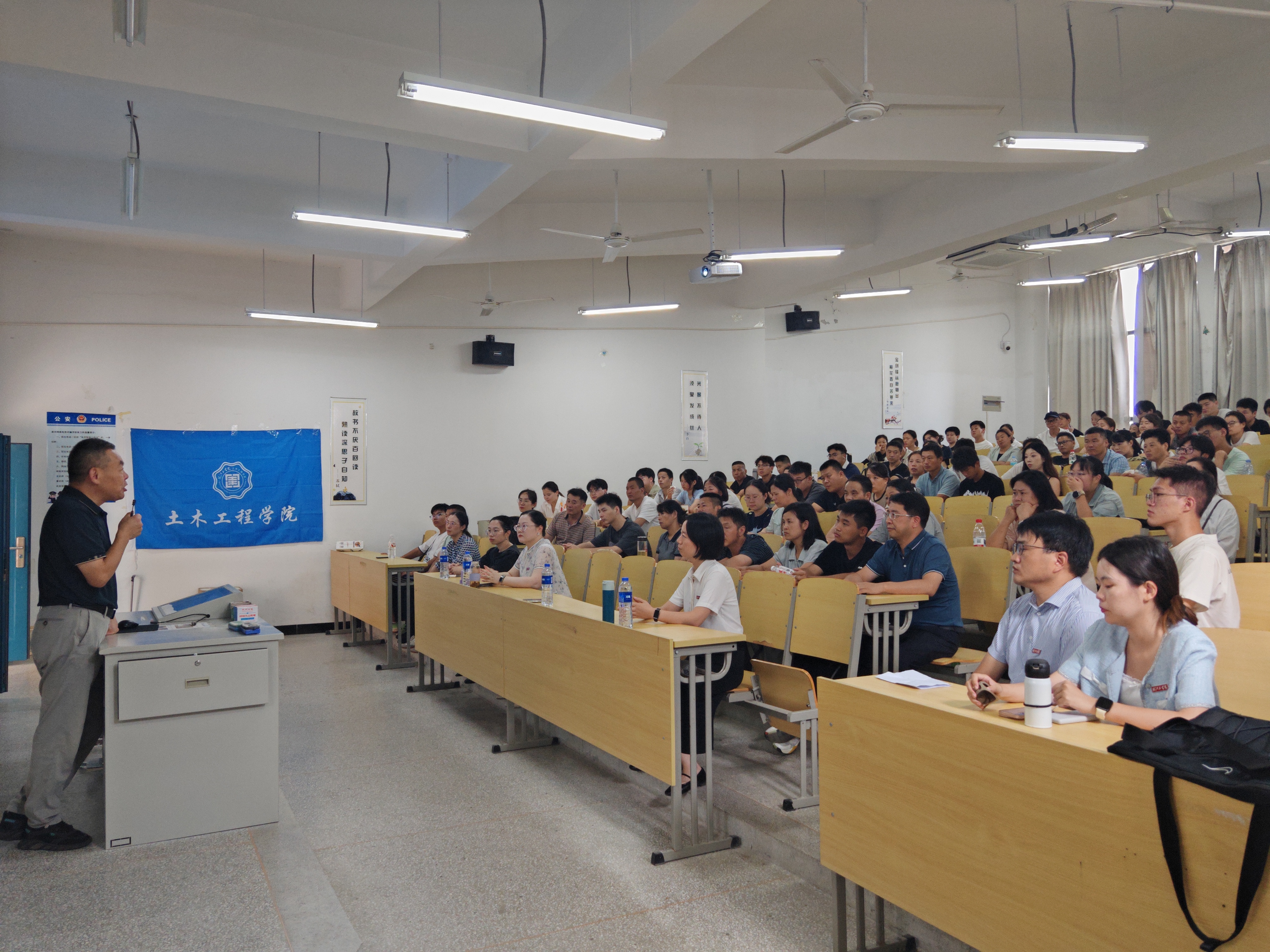 搭建沟通桥梁，护航新生成长——土木工程学院顺利召开2025级新生家长见面会