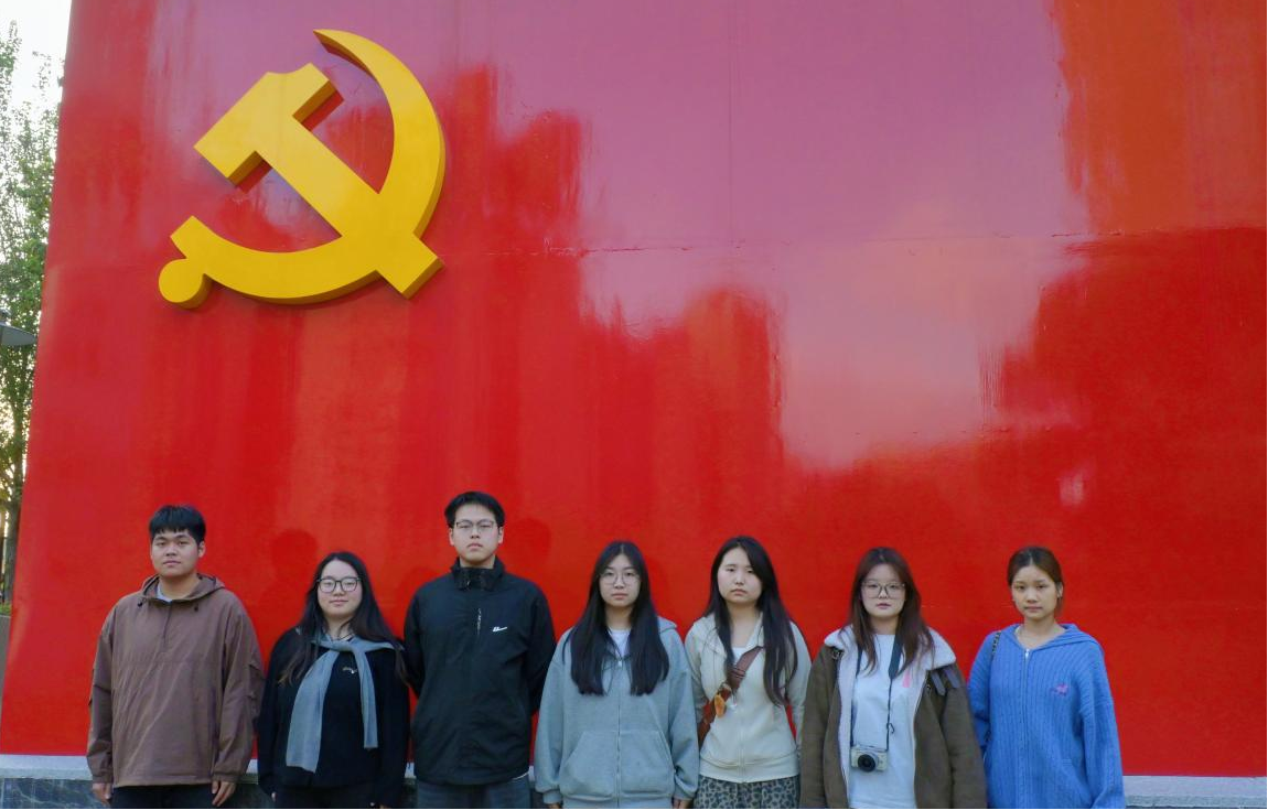 青春献礼重阳节  镜头定格敬老情——艺术设计学院学生党支部开展“为老留影，情暖重阳”志愿活动