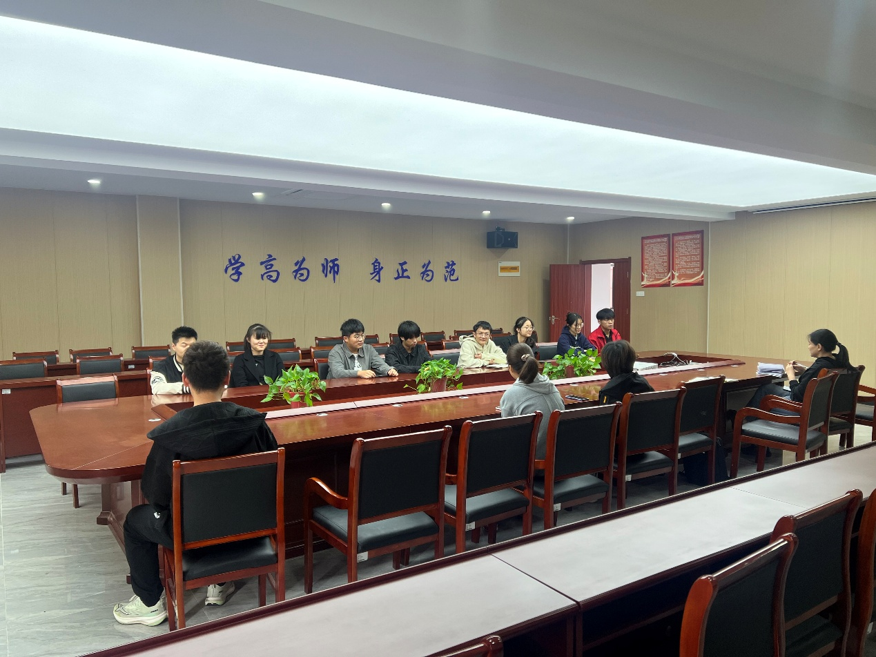 <strong>倾听学子心声 共谋育人新篇 ——土木工程学院测绘工程专业召开期中教学师生座谈会</strong>