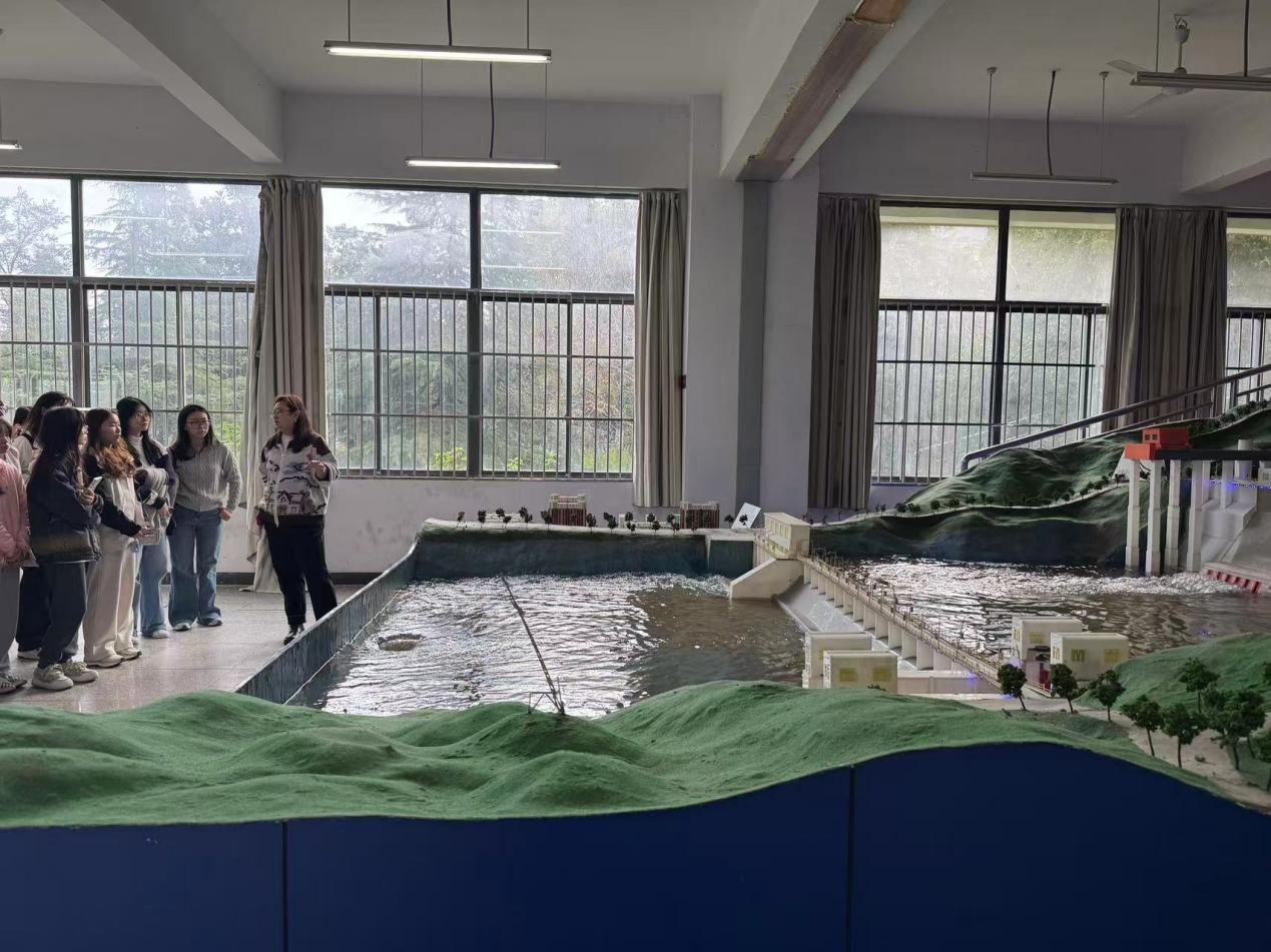 <strong>探水利模型奥秘 强专业实践素养 —— 水利工程学院大三水工专业学生开展认识实习</strong>