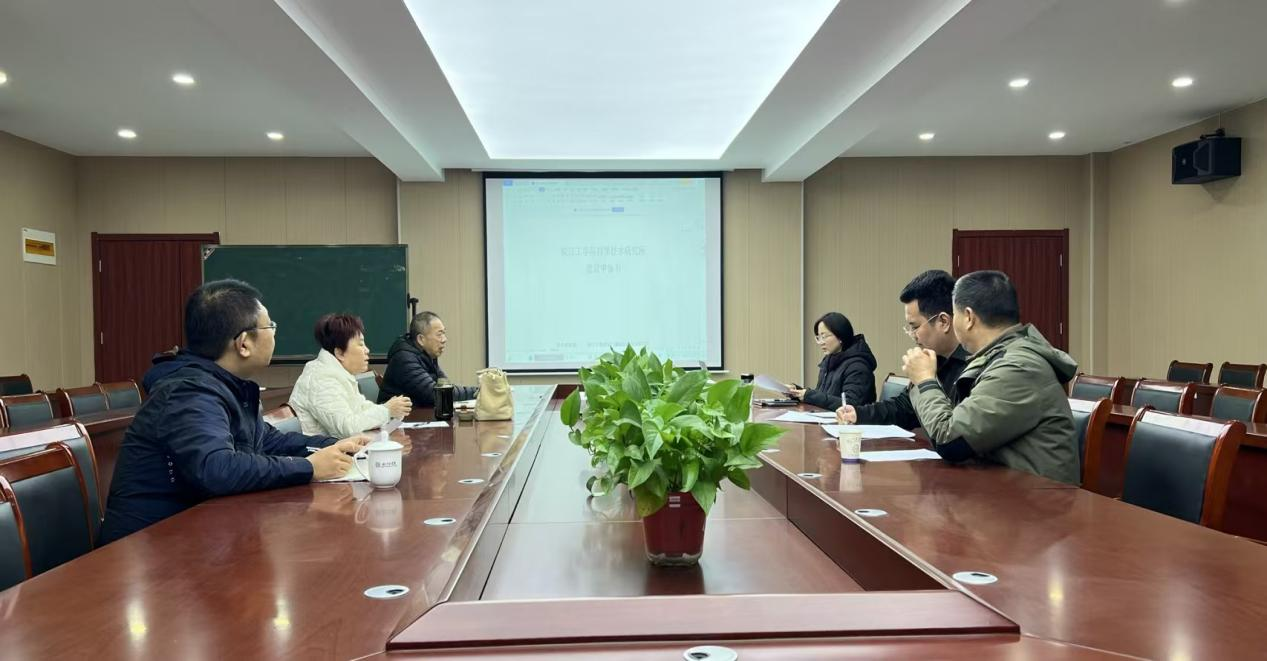 <strong>水利工程学院召开皖江工学院河口海岸科学技术研究所建设研讨会</strong>