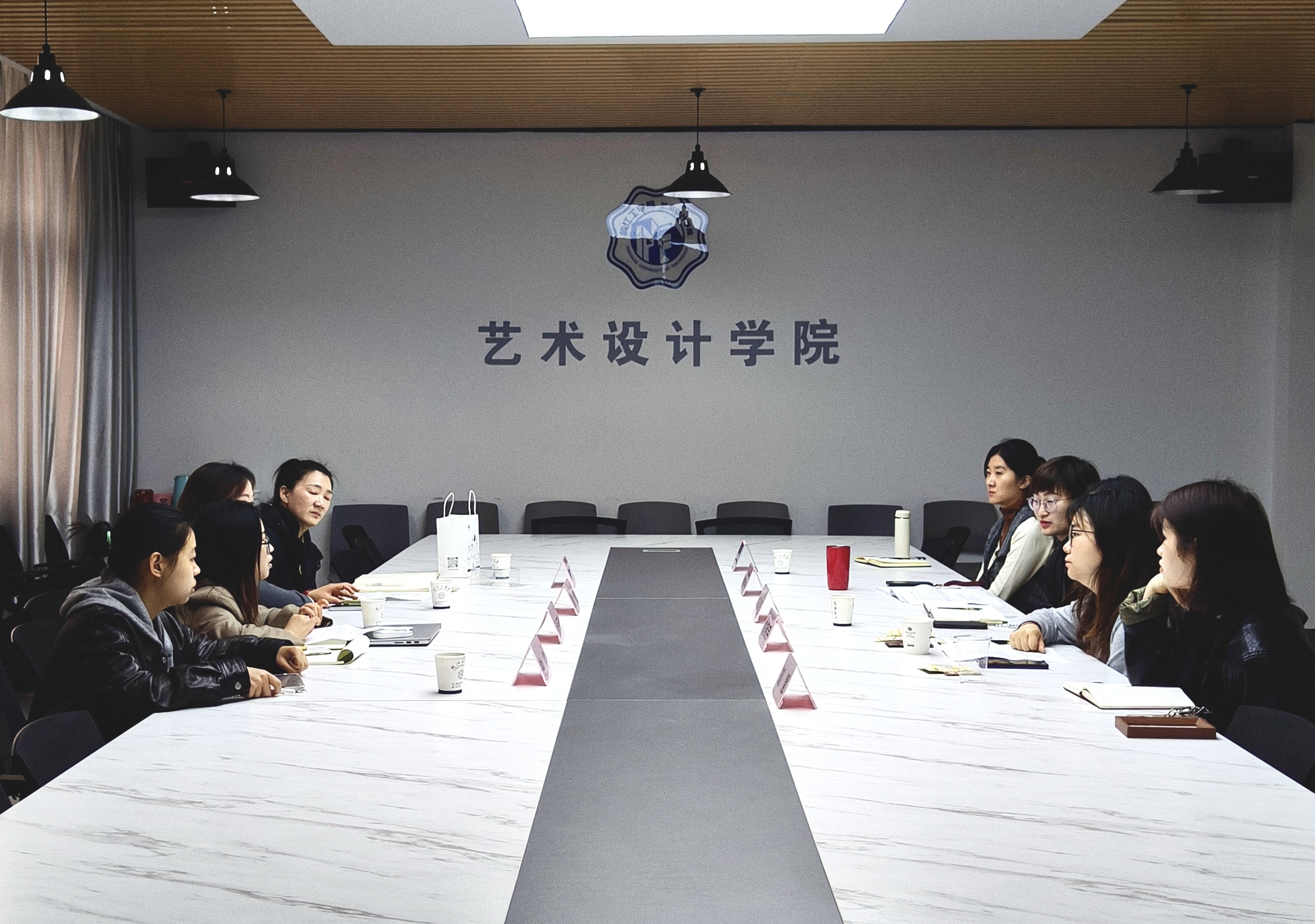 校地企三方联动  共绘产教融合新图景 ——艺术设计学院与慈湖高新区、歌睿兹咖啡召开校企合作洽谈会
