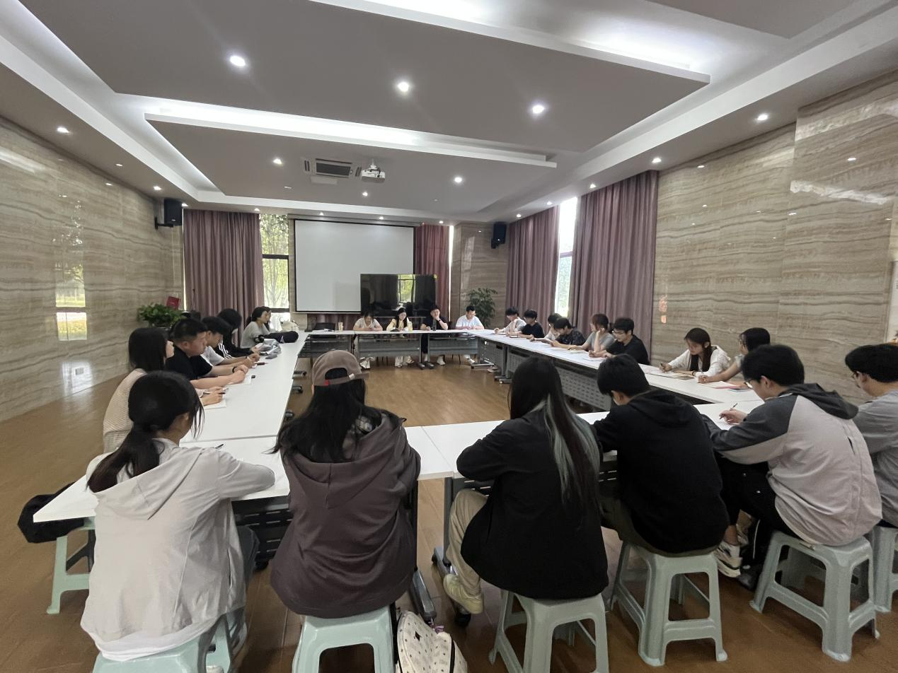 管理学院召开 2025-2026 学年第二学期期中教学检查 学生座谈会